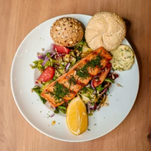 Sałatka z grillowanym łososiem